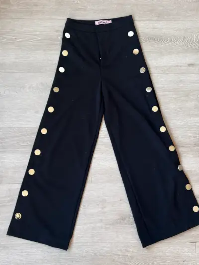 Pantalon negro con botones decorativos - miniatura 3