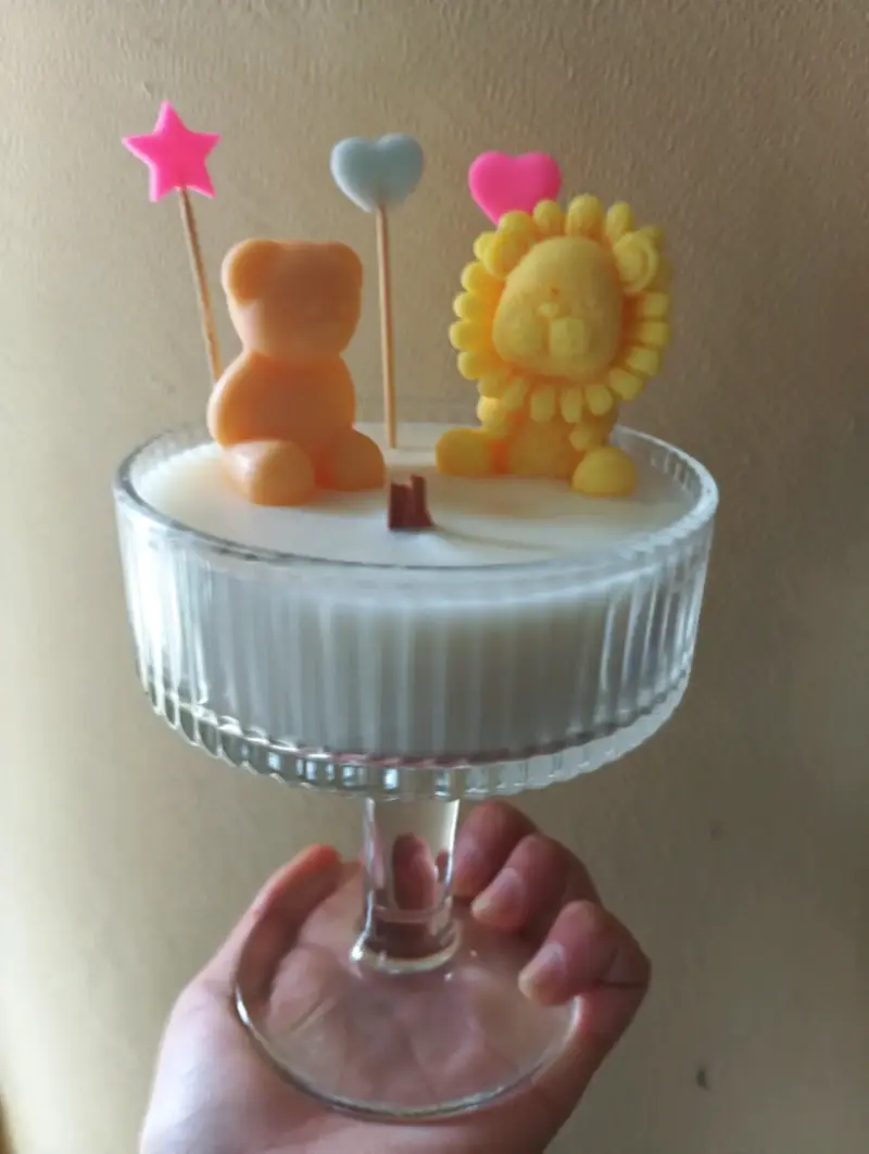 Vela decorativa en copa de vidrio con adornos - 2