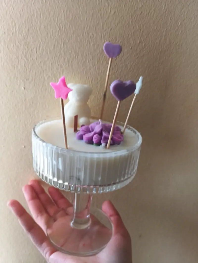 Vela decorativa en copa de vidrio con adornos - 3