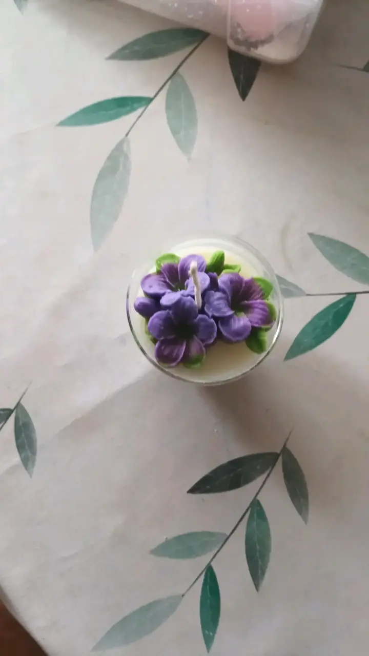 Vela decorativa en copa de vidrio con adornos - 4