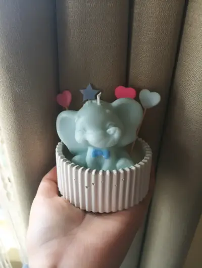 Vela decorativa en copa de vidrio con adornos - miniatura 5