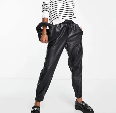 jogger de cuero sintético negro H&M - miniatura 1