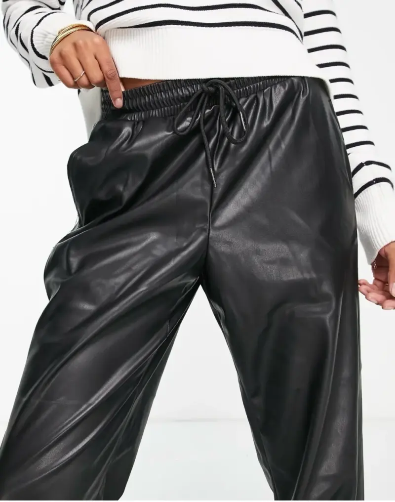 jogger de cuero sintético negro H&M - 2