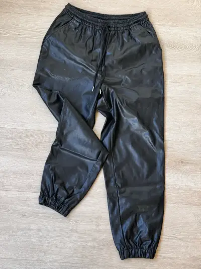 jogger de cuero sintético negro H&M - miniatura 4