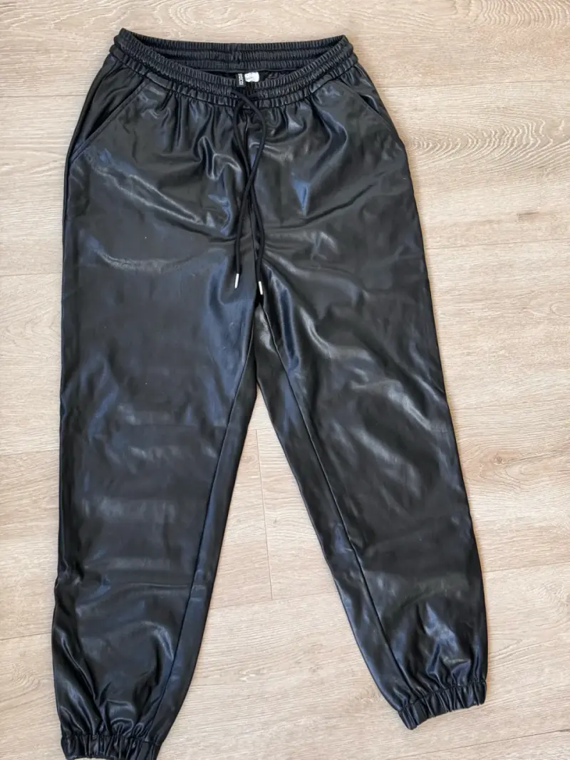 jogger de cuero sintético negro H&M - 5