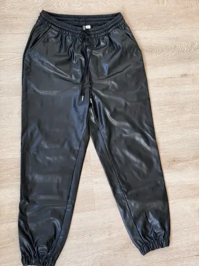 jogger de cuero sintético negro H&M - miniatura 5