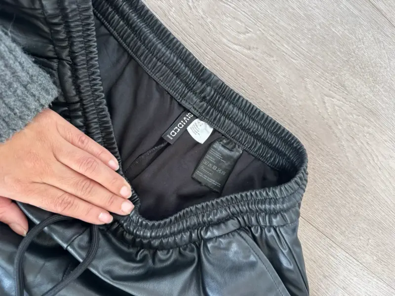 jogger de cuero sintético negro H&M - 6