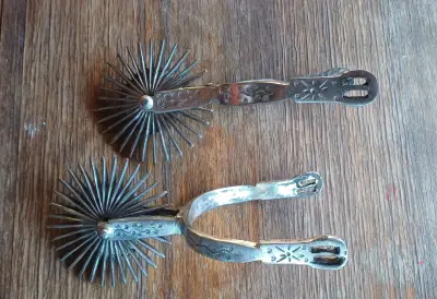 Espuelas de metal con diseño floral - miniatura 1