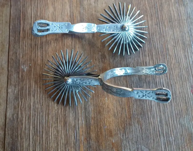 Espuelas de metal con diseño floral - 2
