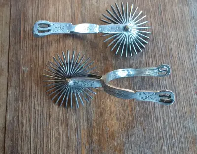 Espuelas de metal con diseño floral - miniatura 2