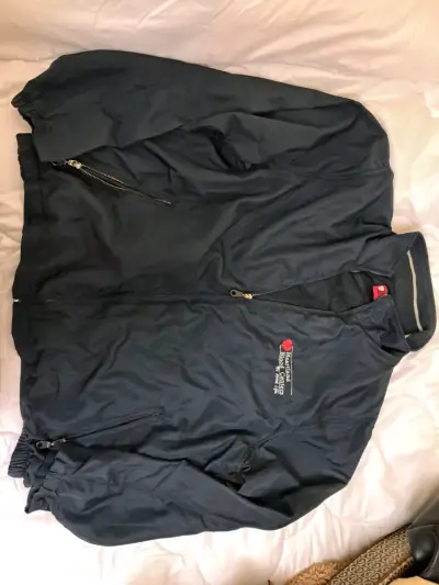 Chaqueta cortaviento negra con logo bordado - miniatura 1