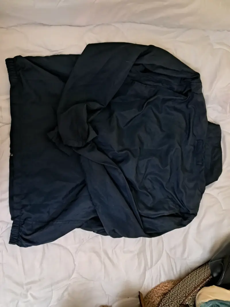 Chaqueta cortaviento negra con logo bordado - 2