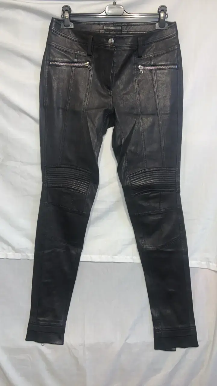 Pantalones de cuero negro con cremalleras