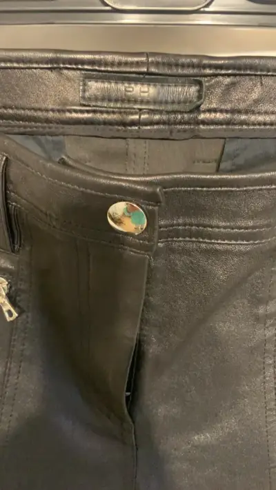 Pantalones de cuero negro con cremalleras - miniatura 2
