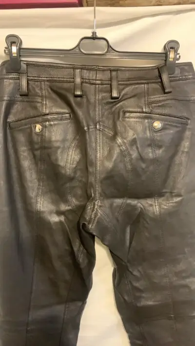 Pantalones de cuero negro con cremalleras - miniatura 5