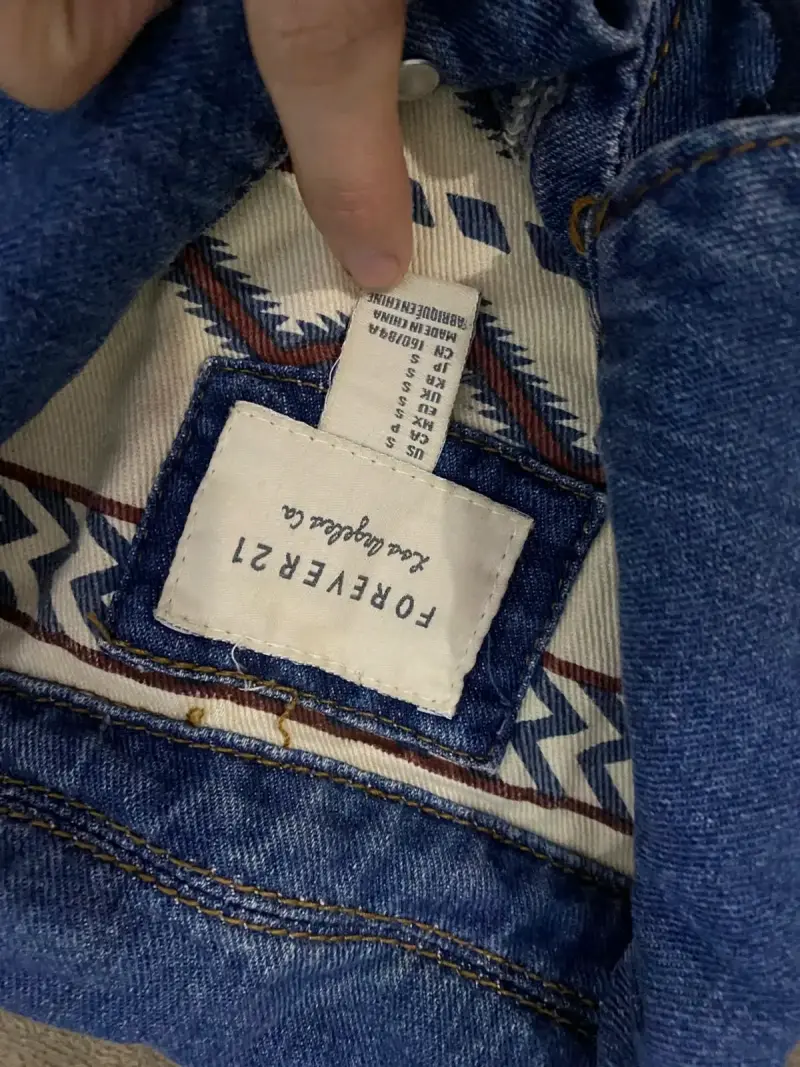 Chaqueta de mezclilla Forever 21 con diseño étnico