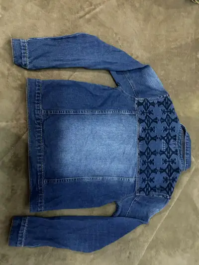Chaqueta de mezclilla Forever 21 con diseño étnico - miniatura 2