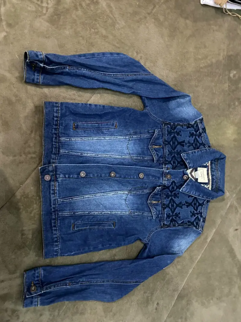 Chaqueta de mezclilla Forever 21 con diseño étnico - 3