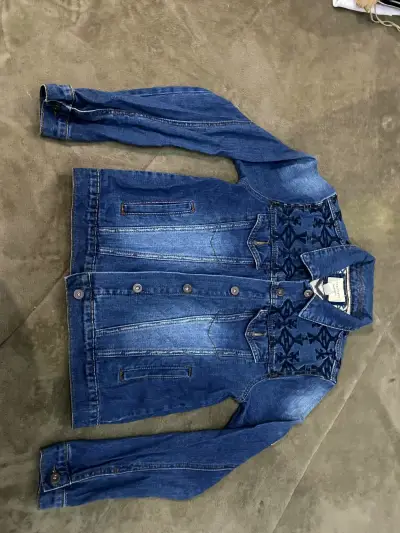 Chaqueta de mezclilla Forever 21 con diseño étnico - miniatura 3