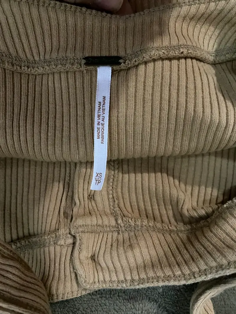 Top de tirantes beige con botones decorativos