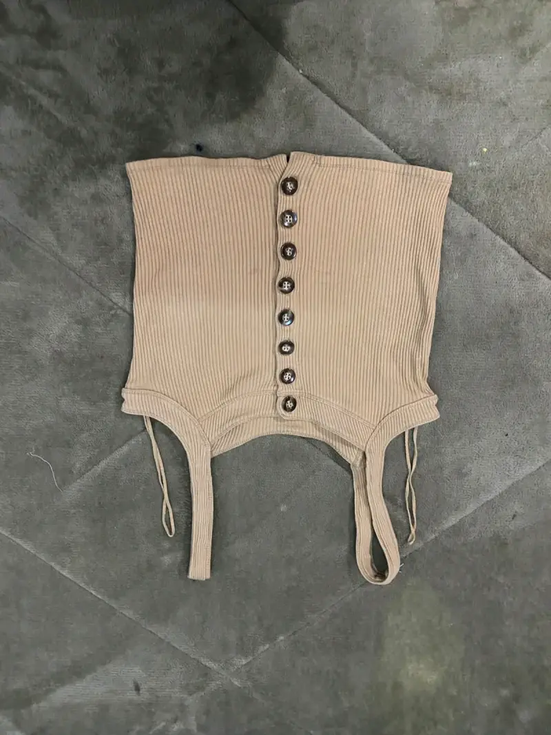 Top de tirantes beige con botones decorativos - 2
