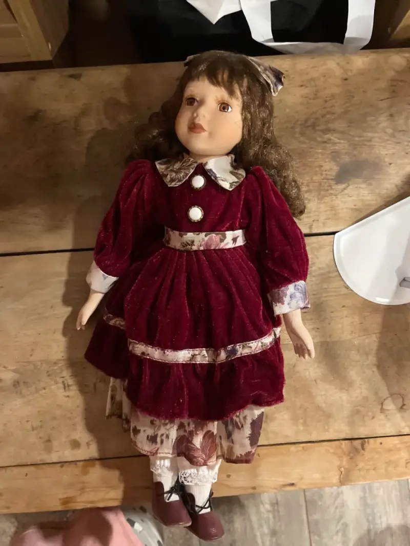 Muñeca de porcelana con vestido rojo vintage