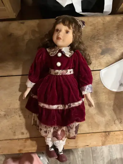 Muñeca de porcelana con vestido rojo vintage - miniatura 1