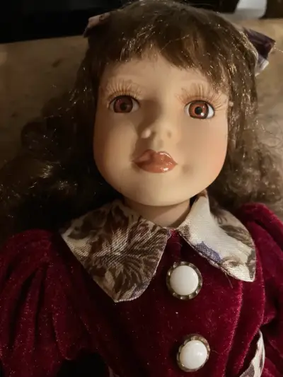 Muñeca de porcelana con vestido rojo vintage - miniatura 2