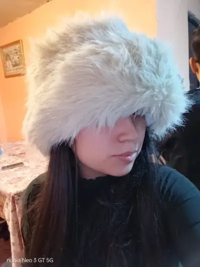 Gorros de piel sintética en varios colores - miniatura 2