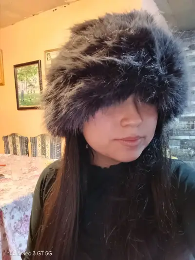 Gorros de piel sintética en varios colores - miniatura 4