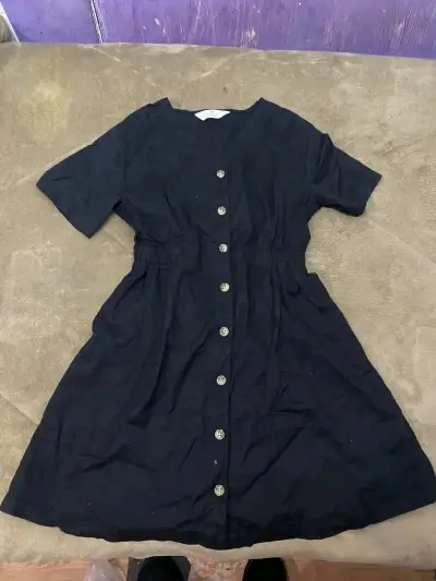 Vestido negro de niña H&M con botones - miniatura 1