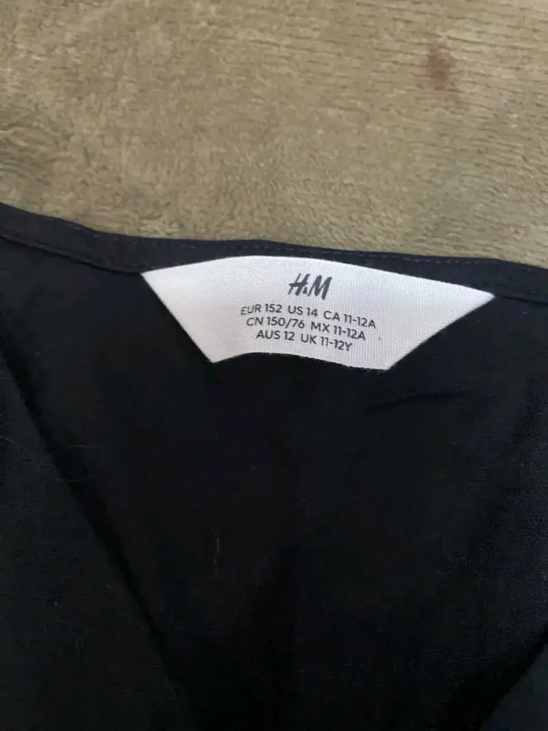 Vestido negro de niña H&M con botones - 2