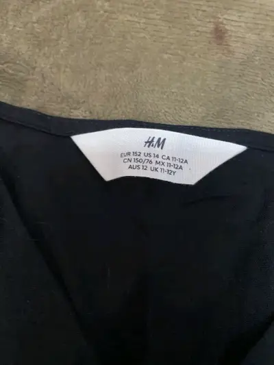 Vestido negro de niña H&M con botones - miniatura 2