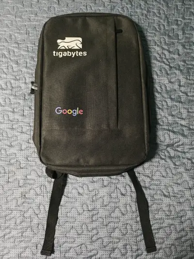Mochila negra Google con múltiples compartimentos. - miniatura 1