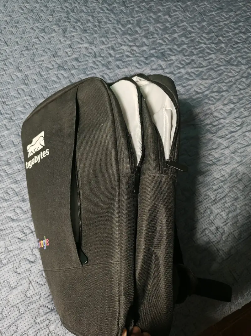 Mochila negra Google con múltiples compartimentos. - 2