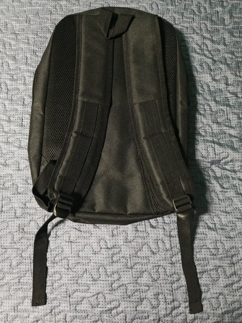 Mochila negra Google con múltiples compartimentos. - 3