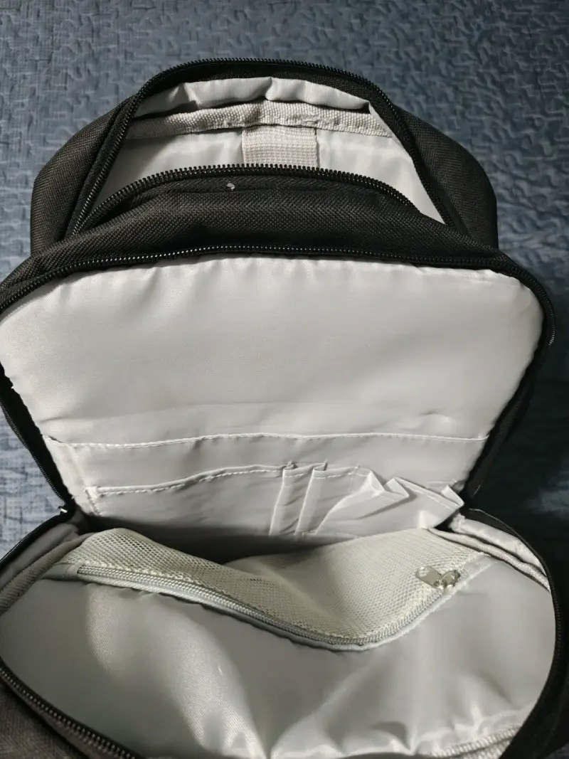 Mochila negra Google con múltiples compartimentos. - 4