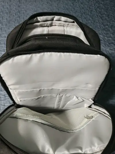 Mochila negra Google con múltiples compartimentos. - miniatura 4