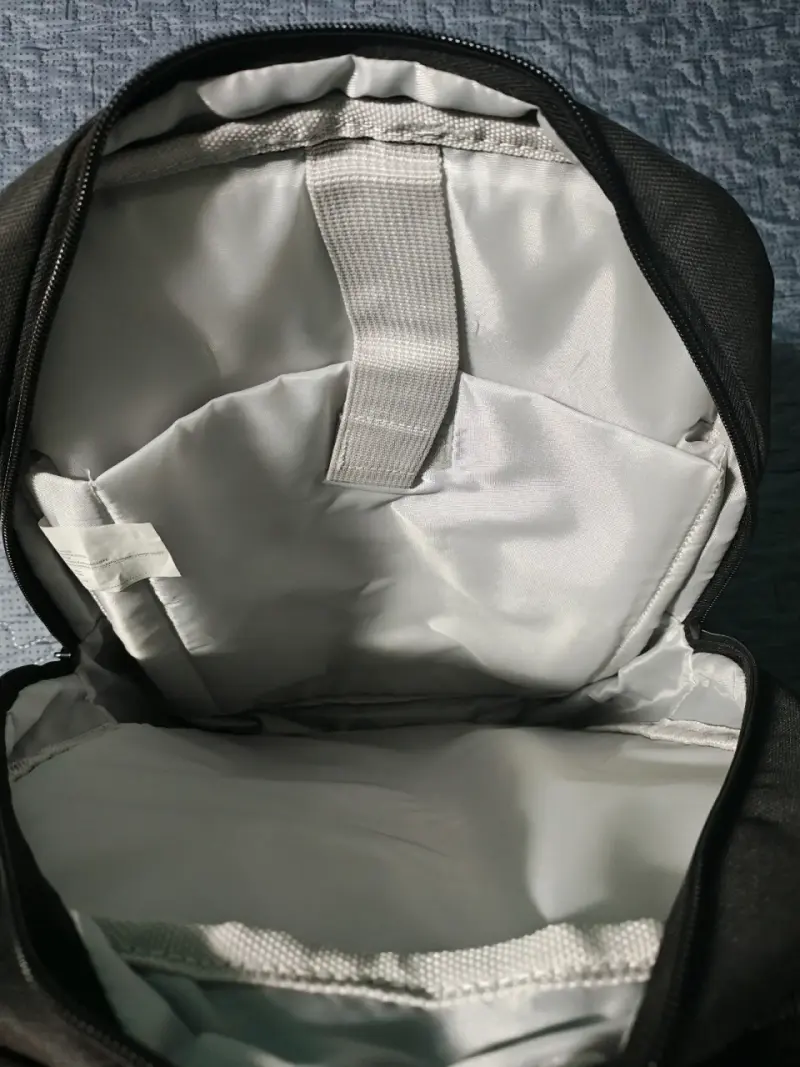 Mochila negra Google con múltiples compartimentos. - 5