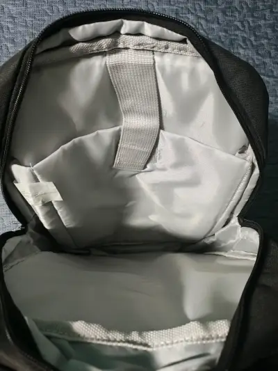 Mochila negra Google con múltiples compartimentos. - miniatura 5
