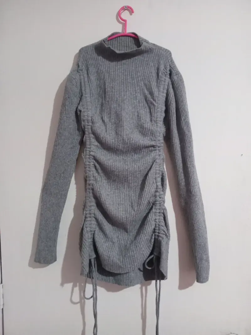 Vestido corto de invierno gris con cuello tortuga - 2