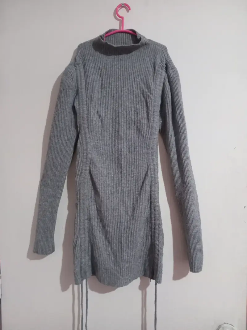 Vestido corto de invierno gris con cuello tortuga - 3