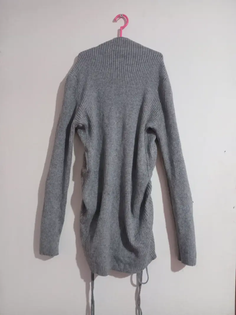 Vestido corto de invierno gris con cuello tortuga - 4