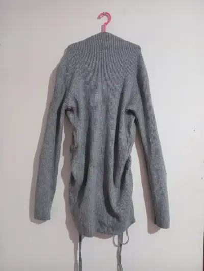 Vestido corto de invierno gris con cuello tortuga - miniatura 4