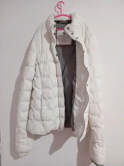 Chaketa puffer blanca Abercrombie & Fitch original - miniatura 4