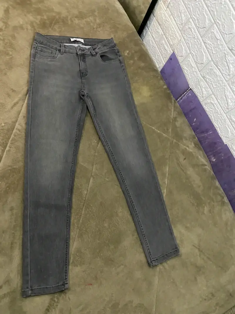 Jeans ajustados gris oscuro para mujer