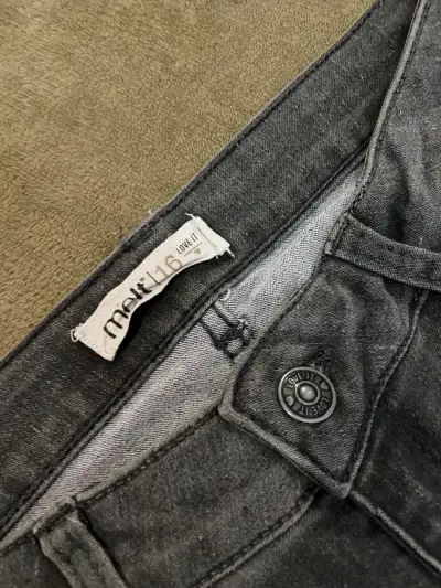 Jeans ajustados gris oscuro para mujer - miniatura 2