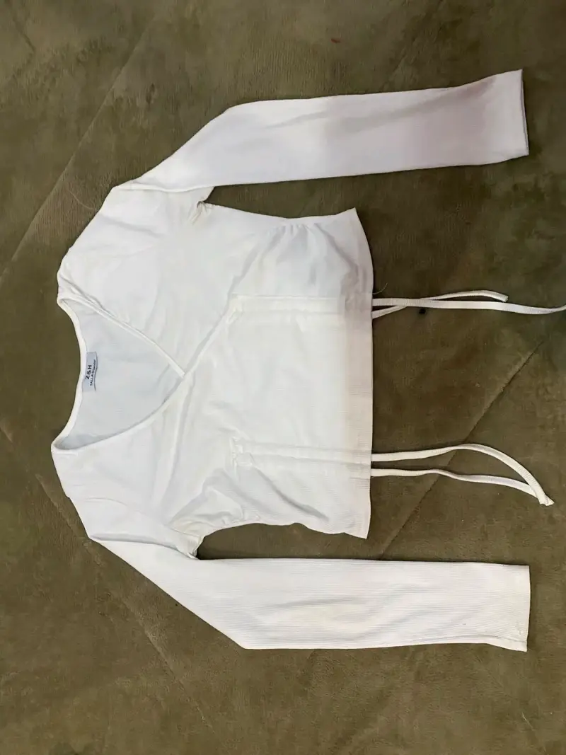 Top blanco de manga larga con lazo