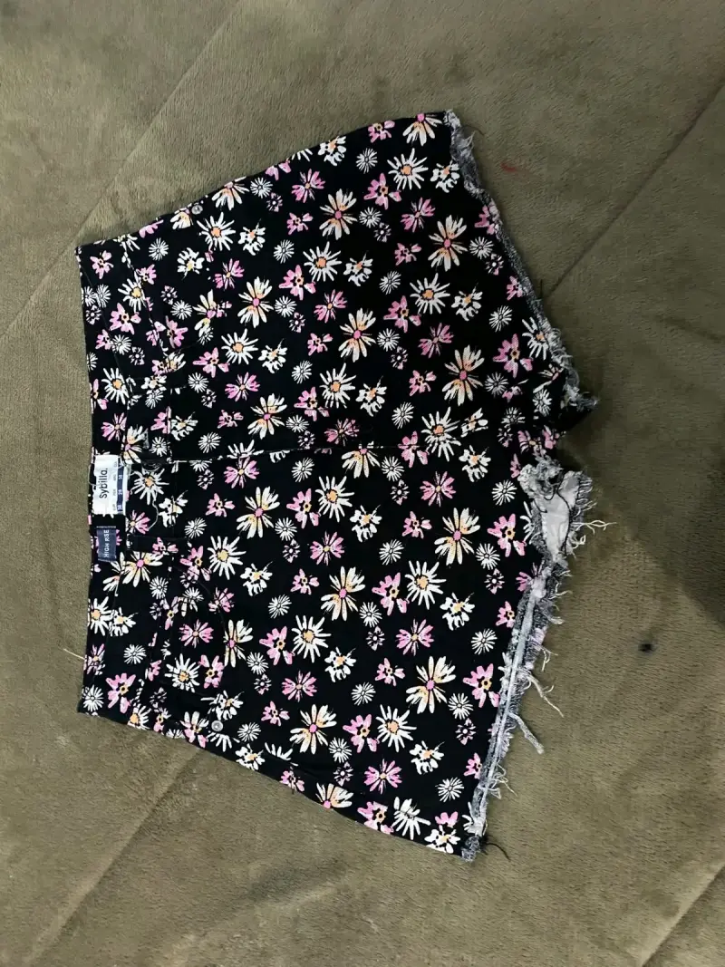 Shorts de mezclilla con estampado floral