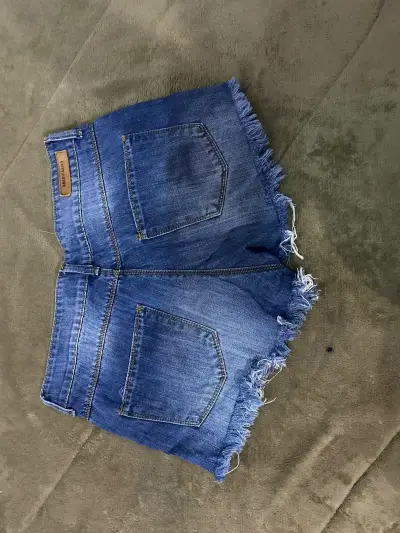 Shorts de mezclilla con detalles desgastados y tachas - miniatura 2